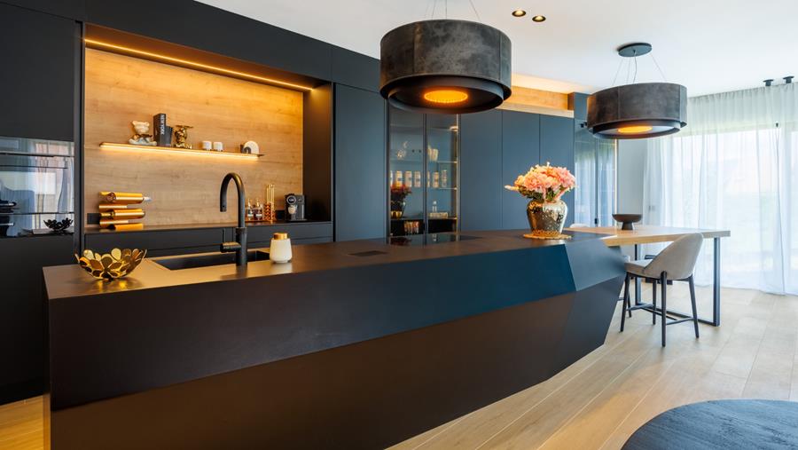 Cala Keukens en Interieur crée un îlot de cuisine unique en forme de diamant