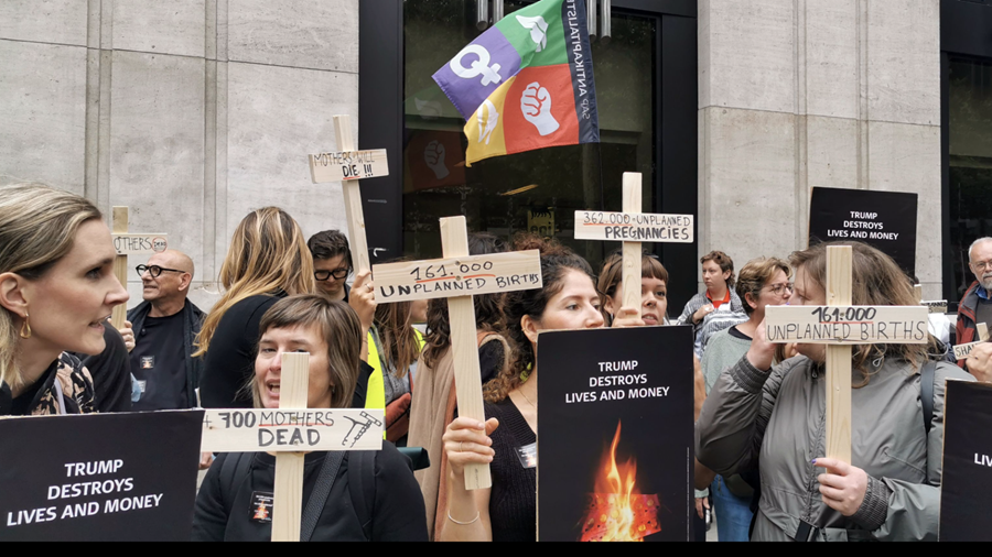 Sensoa protesteert voor Amerikaanse ambassade